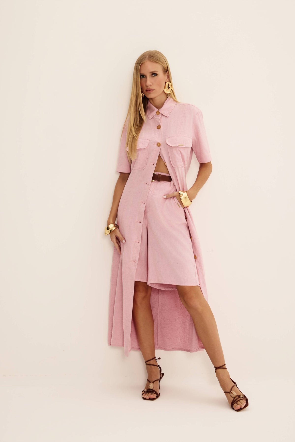 Bermuda jorts rosa em jeans com linho, cintura alta e perna ampla, vista de frente com cinto