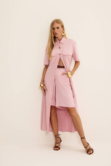 Bermuda jorts rosa em jeans com linho, cintura alta e perna ampla, vista de frente com cinto