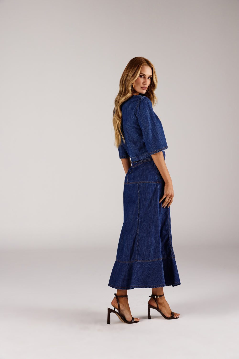 Blusa jeans cropped fluida azul escuro, vista traseira com saia jeans Onça Preta