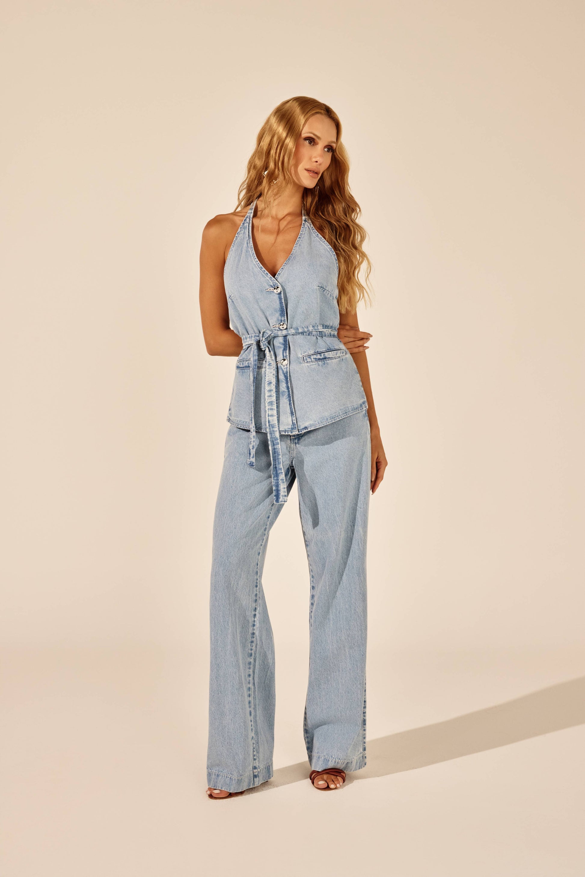 Blusa jeans frente única alfaiataria, look de frente com calça wide leg Onça Preta