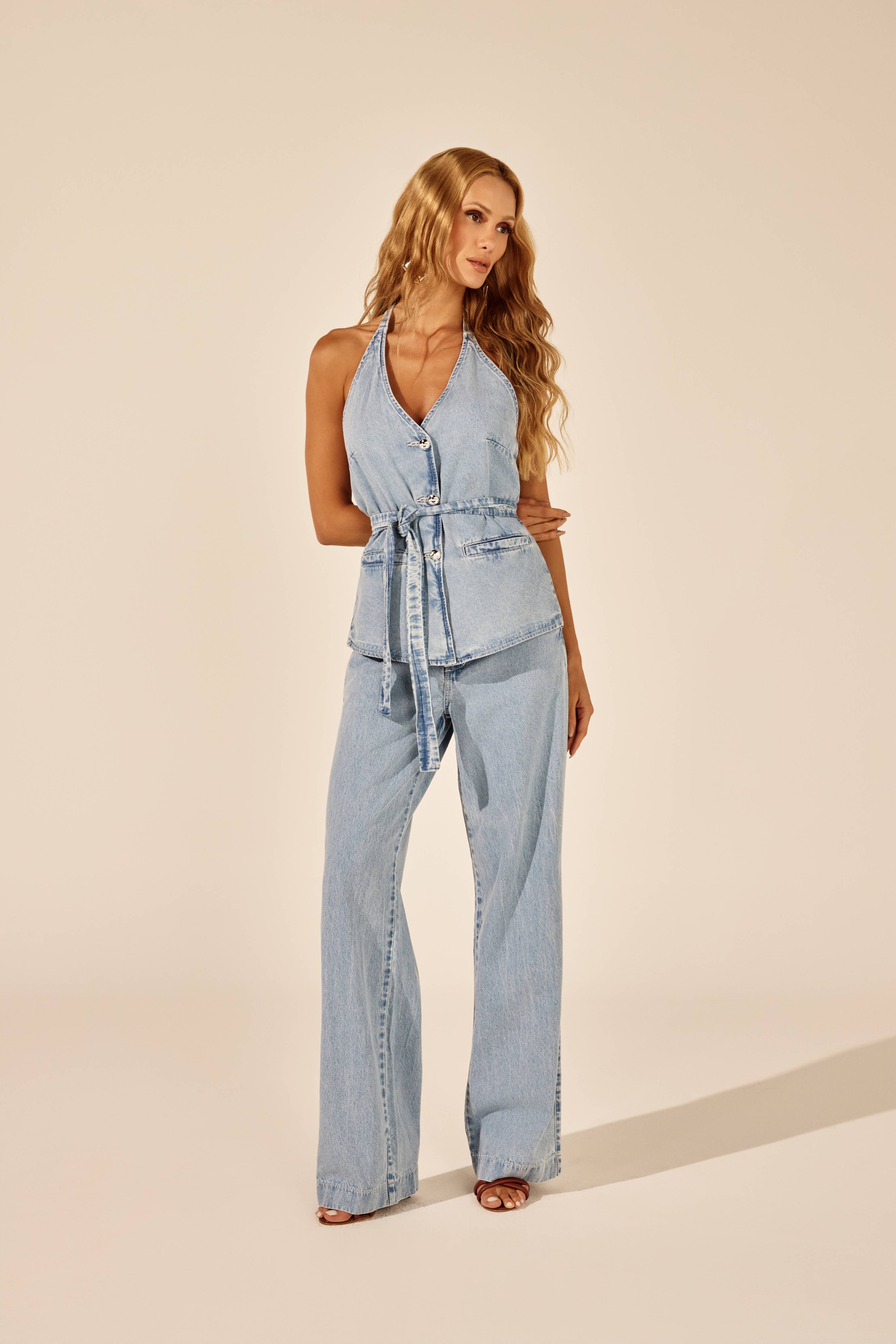 Blusa jeans frente única alfaiataria, look de frente com calça wide leg Onça Preta