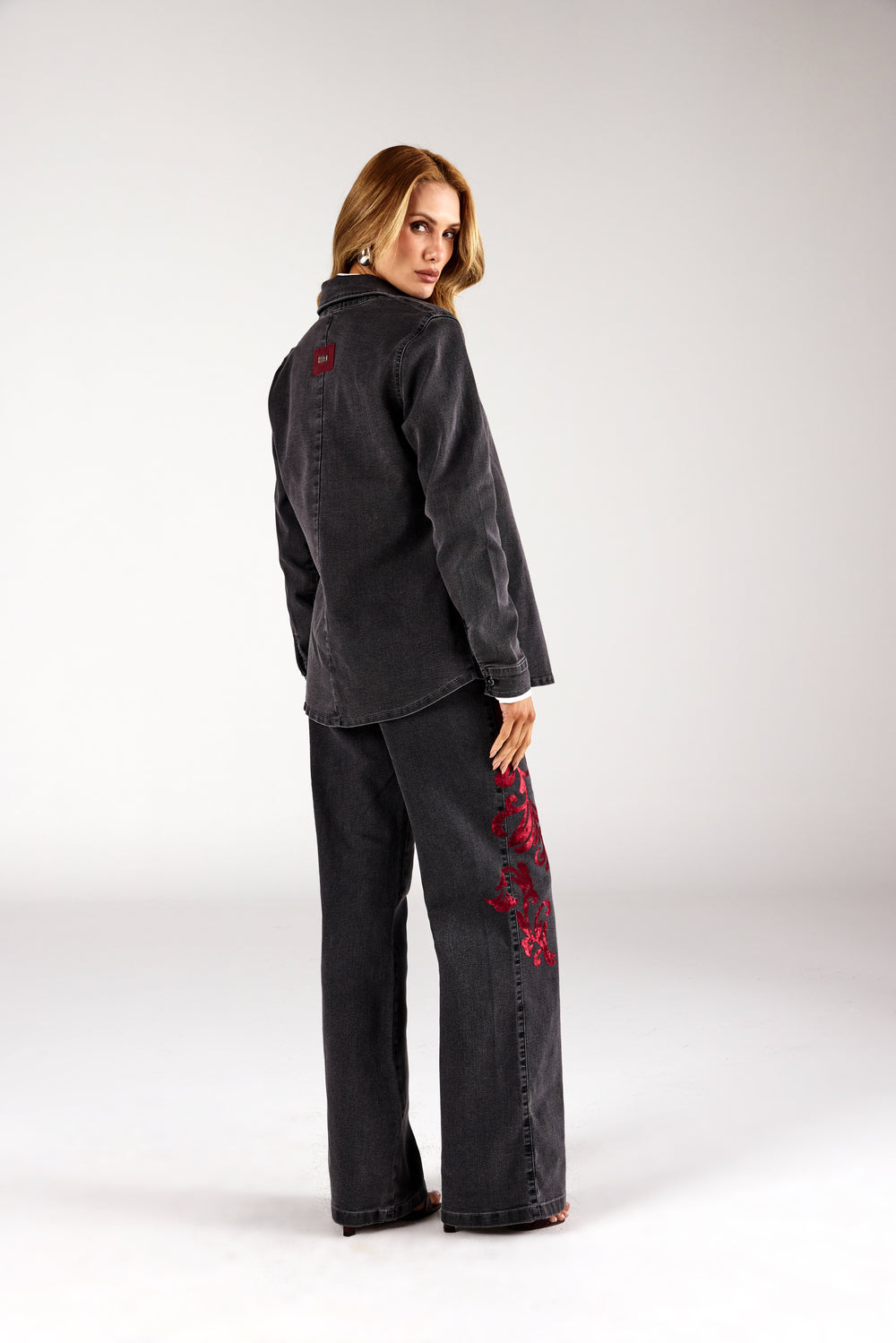 Camisa jeans stone cinza chumbo, look de frente com calça bordada Onça Preta