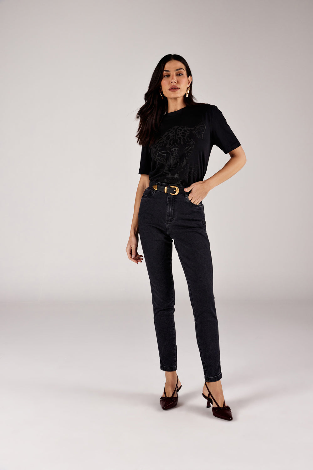  Calça skinny jeans cinza chumbo lavagem stone, look de frente com t-shirt estampada Onça Preta