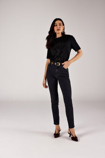  Calça skinny jeans cinza chumbo lavagem stone, look de frente com t-shirt estampada Onça Preta