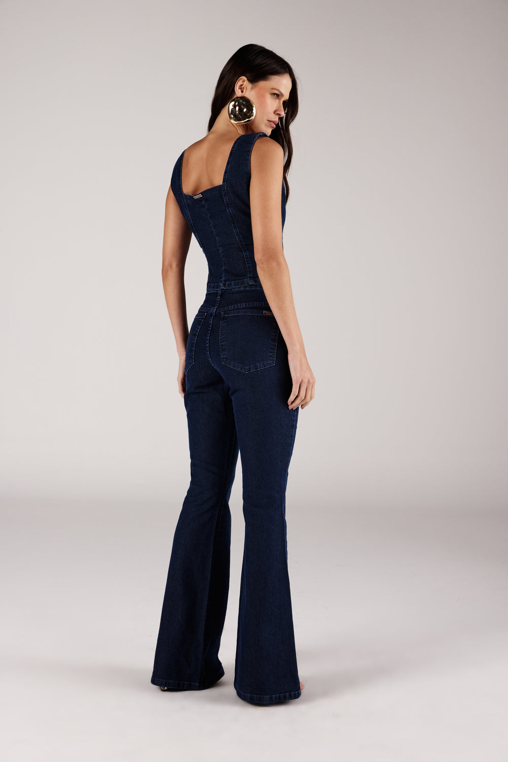 Calça flare jeans azul escuro frizo frontal, vista traseira com colete jeans Onça Preta
