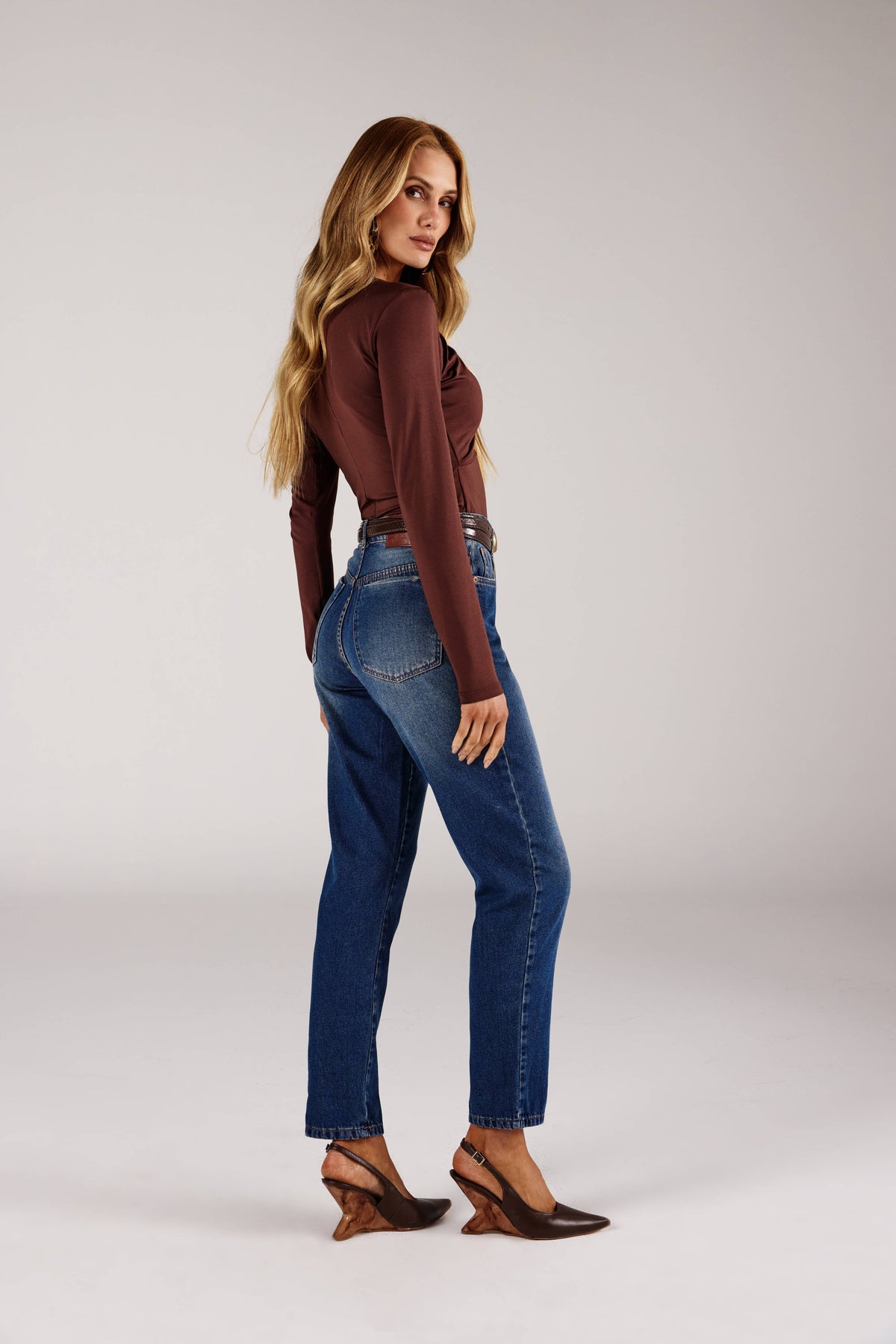 CALÇA MOM JEANS APLICAÇÃO EM STRASS LATERAL