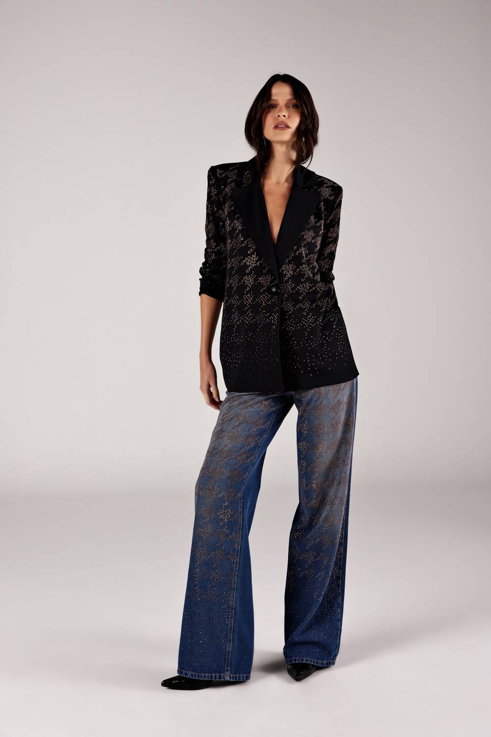 Calça jeans wideleg lavação vintage estampa geométrica, look de frente com blazer Onça Preta (blazer não incluso)