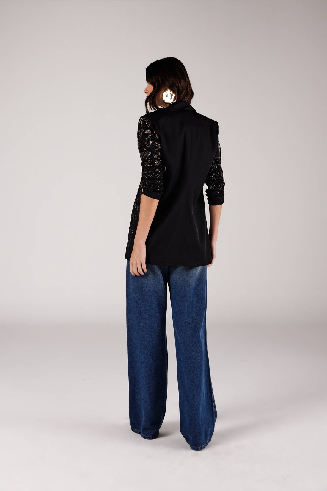 Calça jeans wideleg lavação vintage estampa geométrica, look de frente com blazer Onça Preta (blazer não incluso)