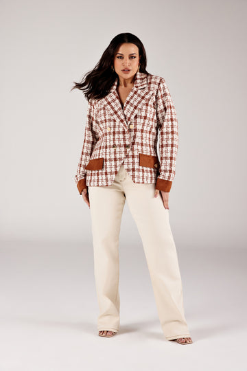 Calça reta jeans off white modelagem Curves, look de frente com blazer xadrez Onça Preta