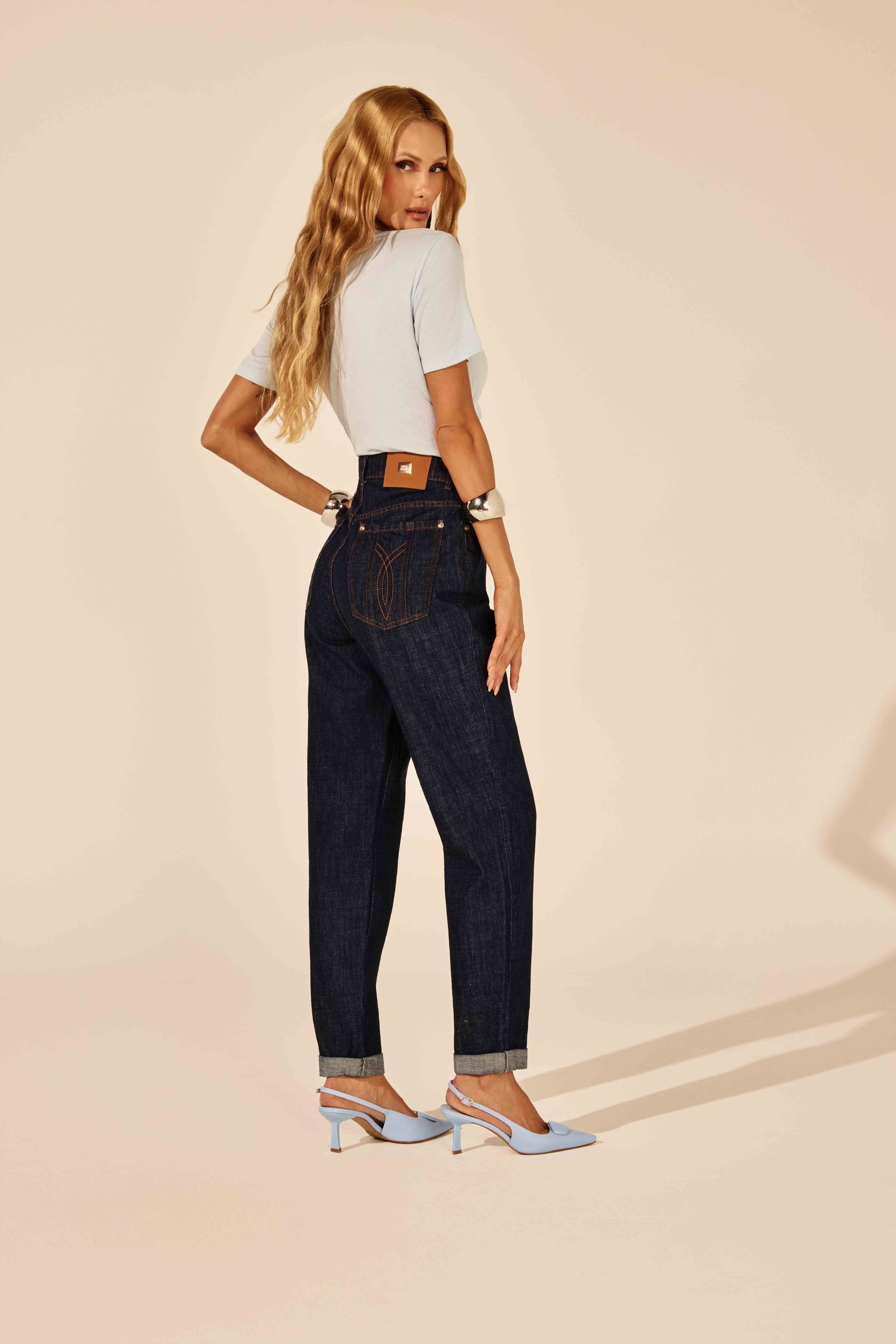 CALÇA MOM JEANS FILIGRANA BOLSO AZUL ESCURO
