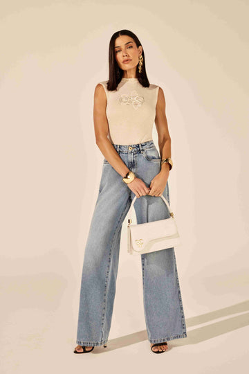 Calça wideleg bordado bolso relógio azul - modelo posando em ambiente urbano com atitude forte Onça Preta
