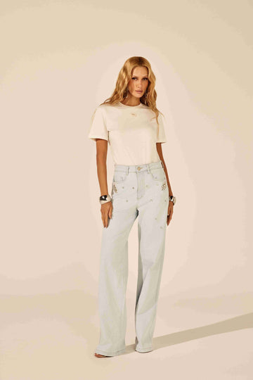 Calça reta listrada azul com pedraria - modelo em pose elegante, transmitindo confiança Onça Preta
