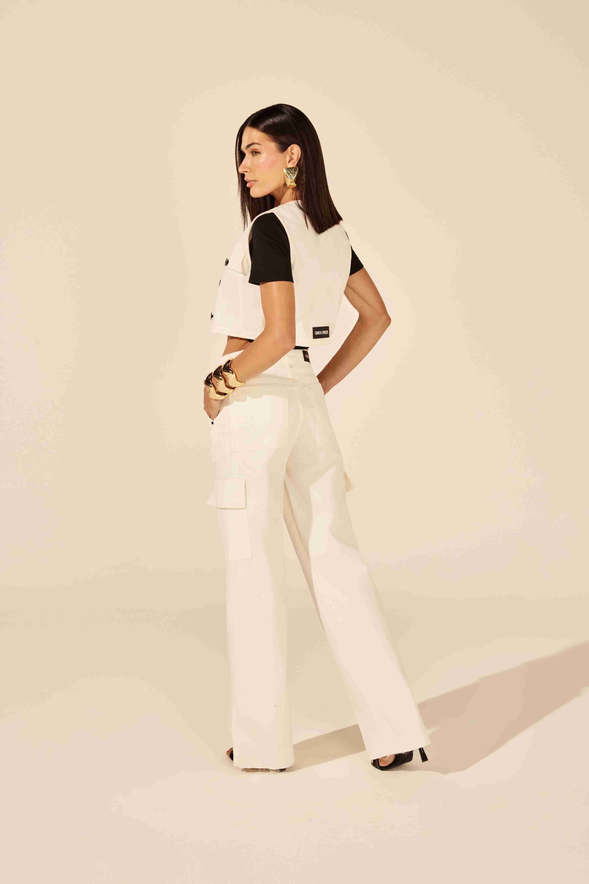 Calça reta cargo amaciada na cor crua - modelo posando com elegância urbana Onça Preta
