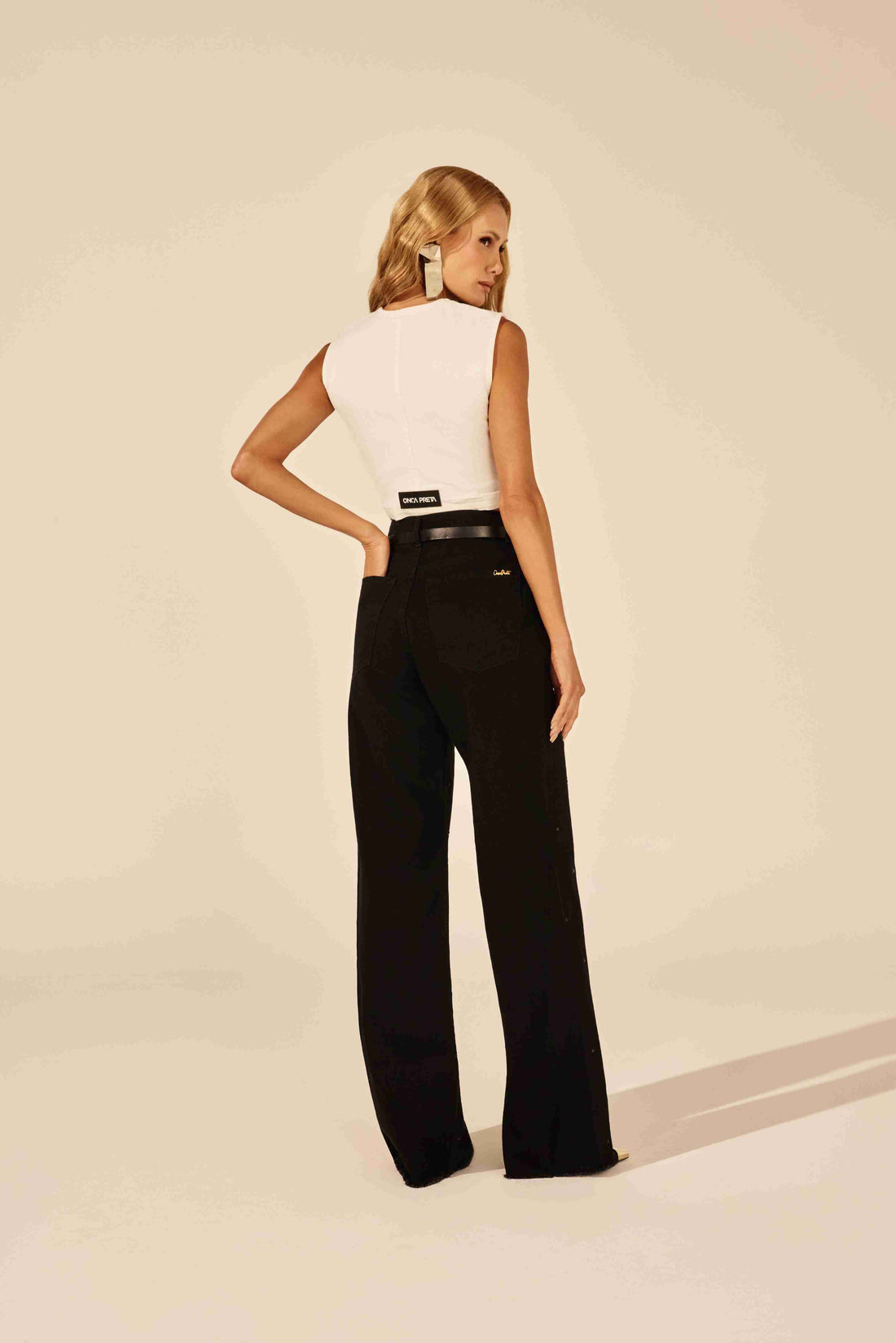 Colete cropped amaciado jeans cru - mulher poderosa posa com confiança em look casual chique Onça Preta
