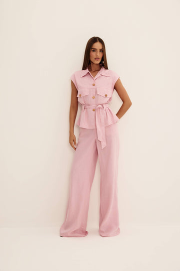 Colete com cinto jeans rosa visto de frente, com gola, botões, bolsos com lapela e faixa amarrada