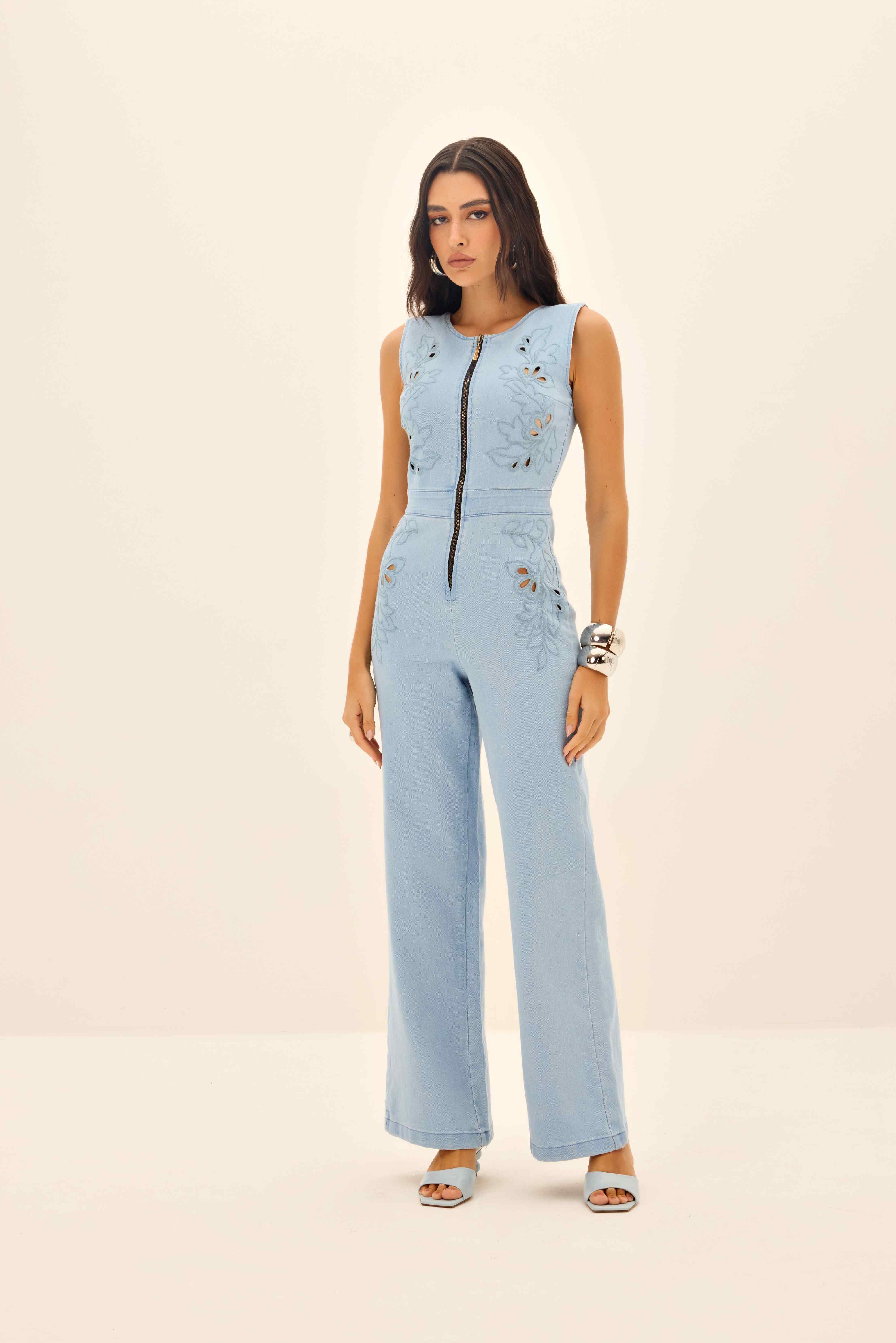 MACACÃO FEMININO BORDADO FRONTAL JEANS ONÇA PRETA