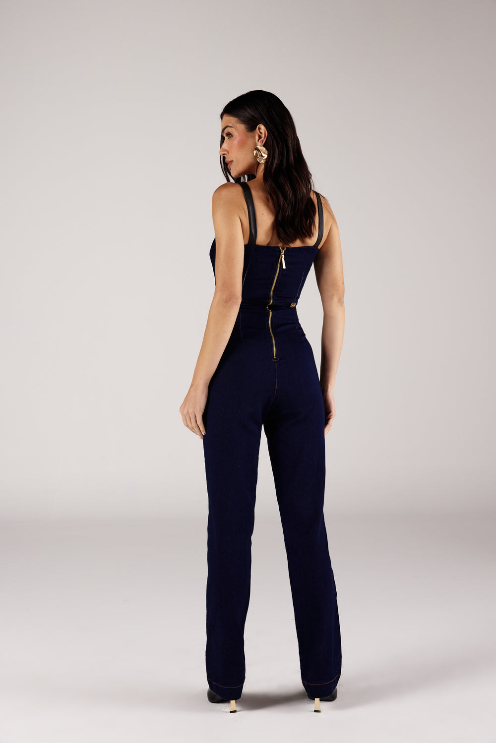 Macacão jeans azul escuro alça fivela frontal, vista traseira Onça Preta