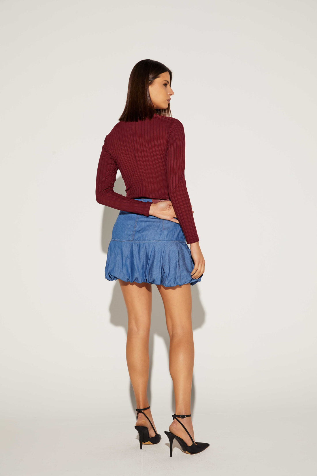 SAIA FEMININA CURTA BARRA BALONE JEANS ONCA PRETA