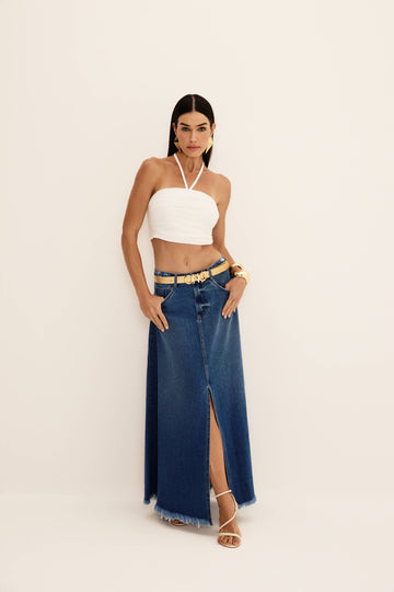 Saia jeans longa azul evasê com abertura frontal e barra desfiada, vista de frente com cinto