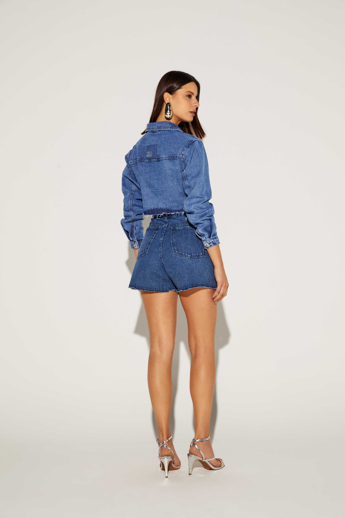 SHORTS FEMININO LAVAÇÃO MÉDIA JEANS ONCA PRETA