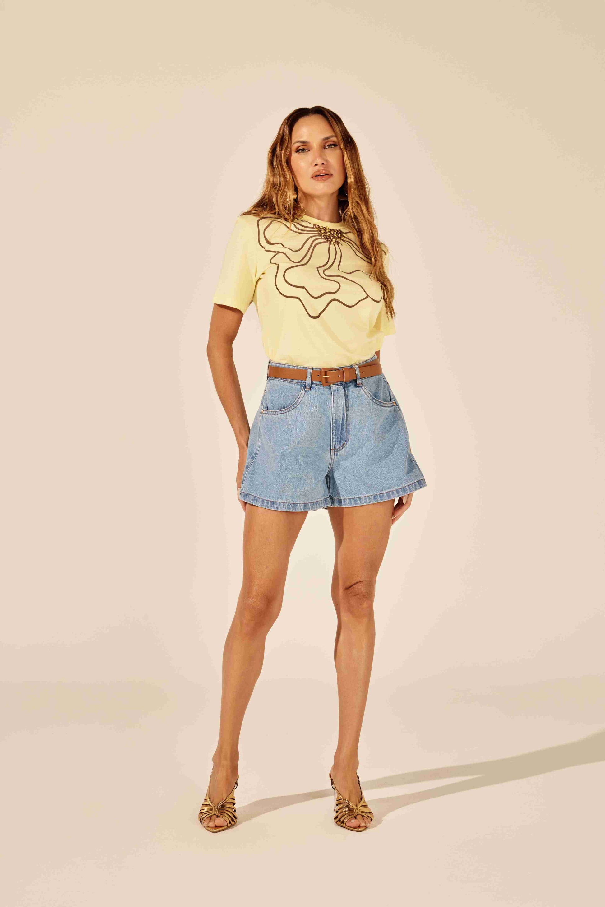 Short básico jeans azul - modelo em pé, pose natural, valorizando o caimento Onça Preta
