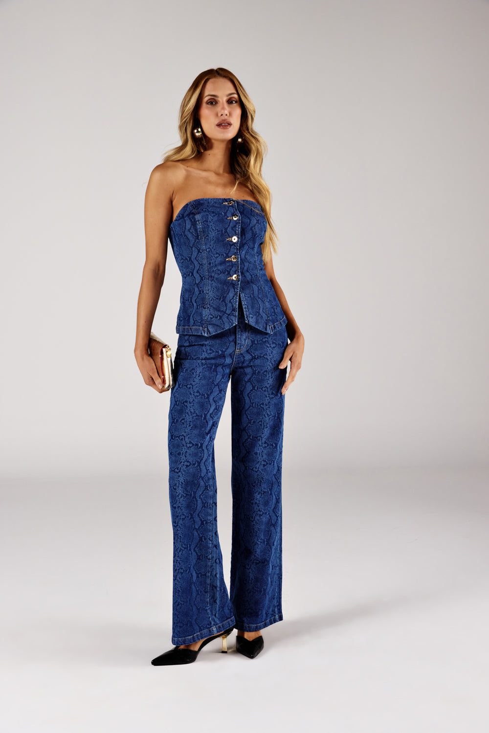 Tomara que caia jeans estampa cobra a laser, look de frente com calça wide leg Onça Preta