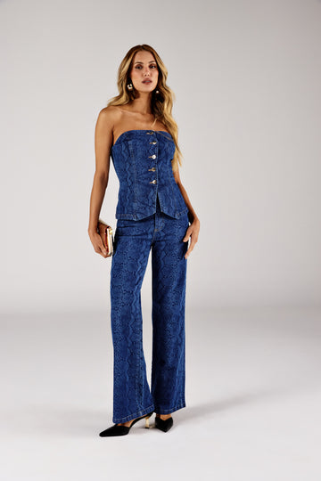 Tomara que caia jeans estampa cobra a laser, look de frente com calça wide leg Onça Preta