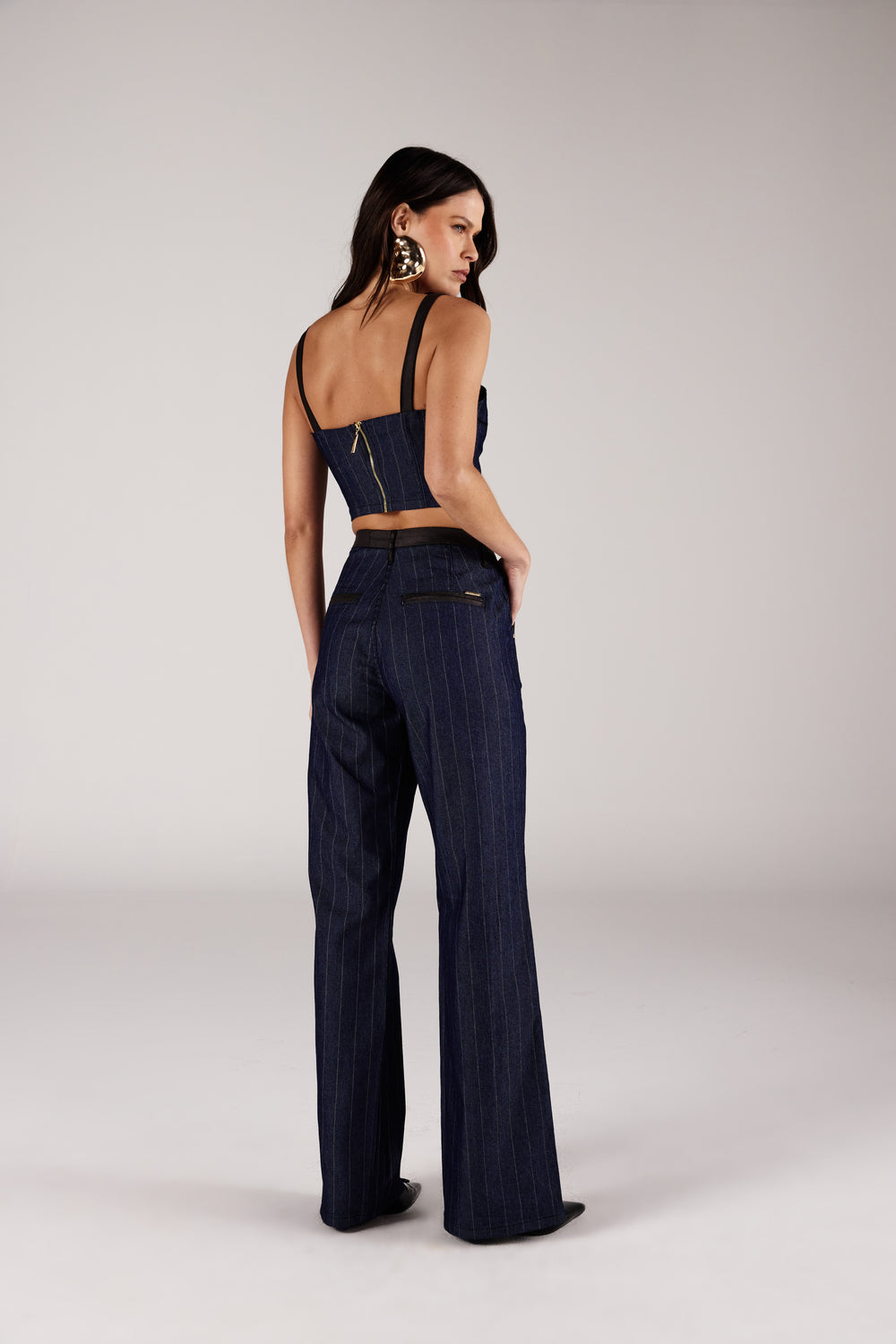 Top corselet jeans listrado azul marinho, vista traseira com calça reta Onça Preta