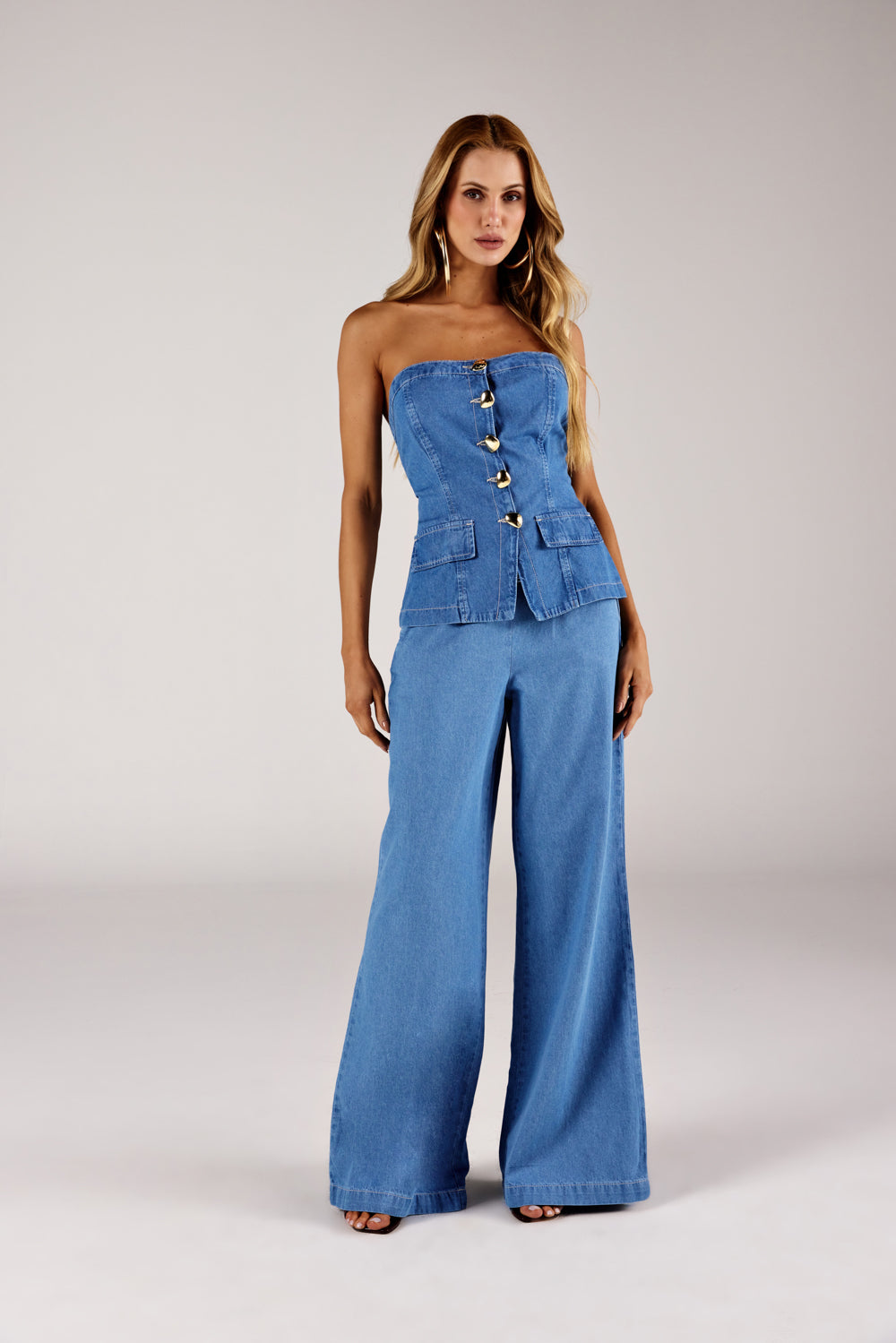 Top alongado jeans alfaiataria azul médio, look de frente com calça wide leg Onça Preta