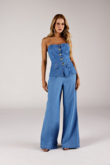 Top alongado jeans alfaiataria azul médio, look de frente com calça wide leg Onça Preta