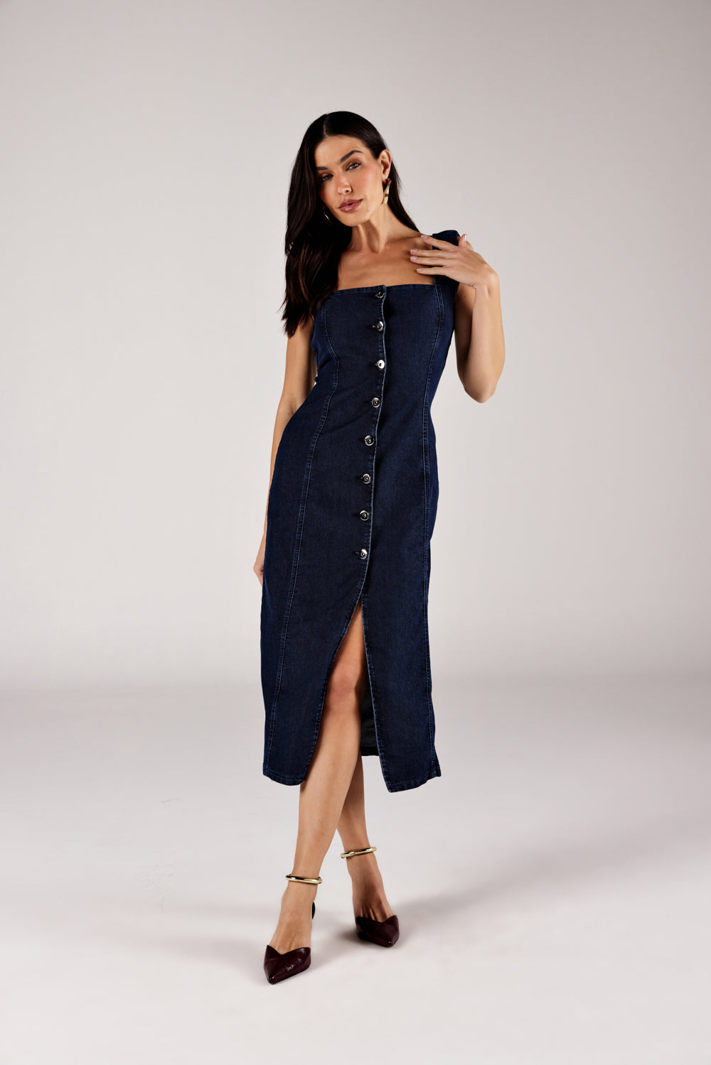Vestido midi jeans regata azul escuro com fenda frontal, look de frente Onça Preta