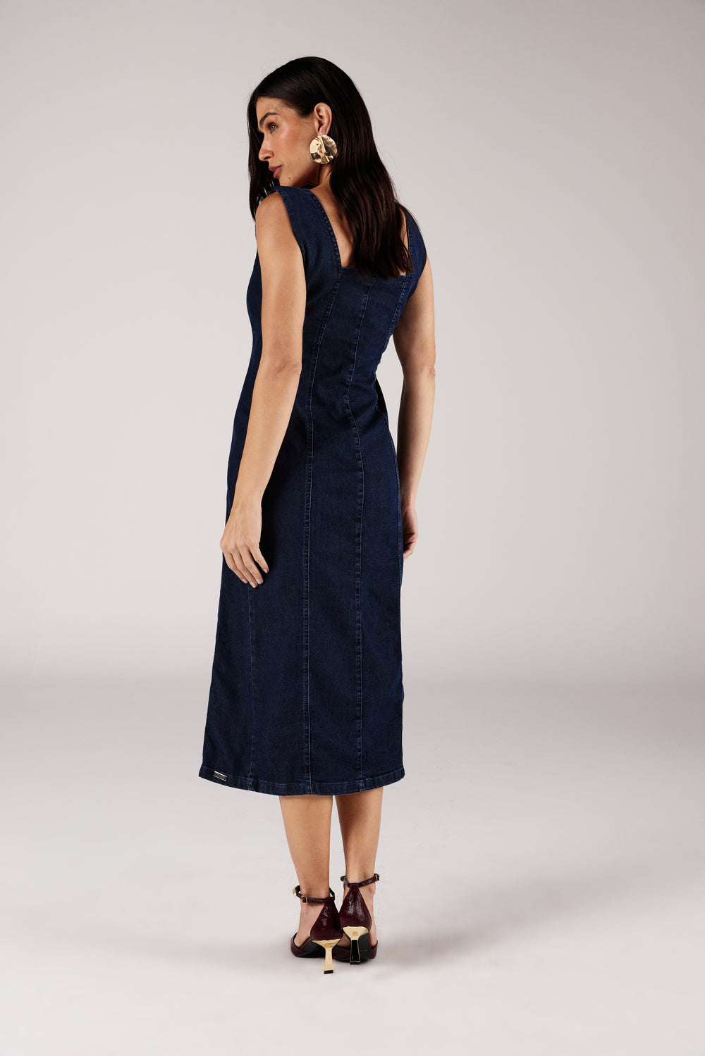 Vestido midi jeans regata azul escuro, vista traseira Onça Preta