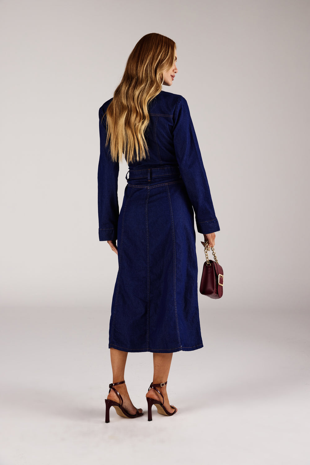 Vestido midi jeans abertura frontal azul escuro, close do look de frente Onça Preta