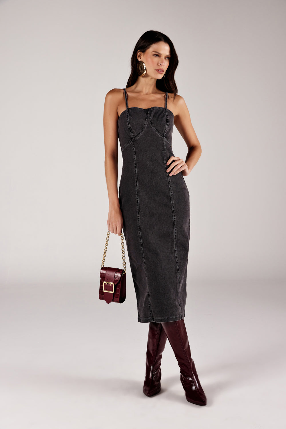 Vestido midi jeans stonado cinza chumbo, look de frente com bota vinho Onça Preta