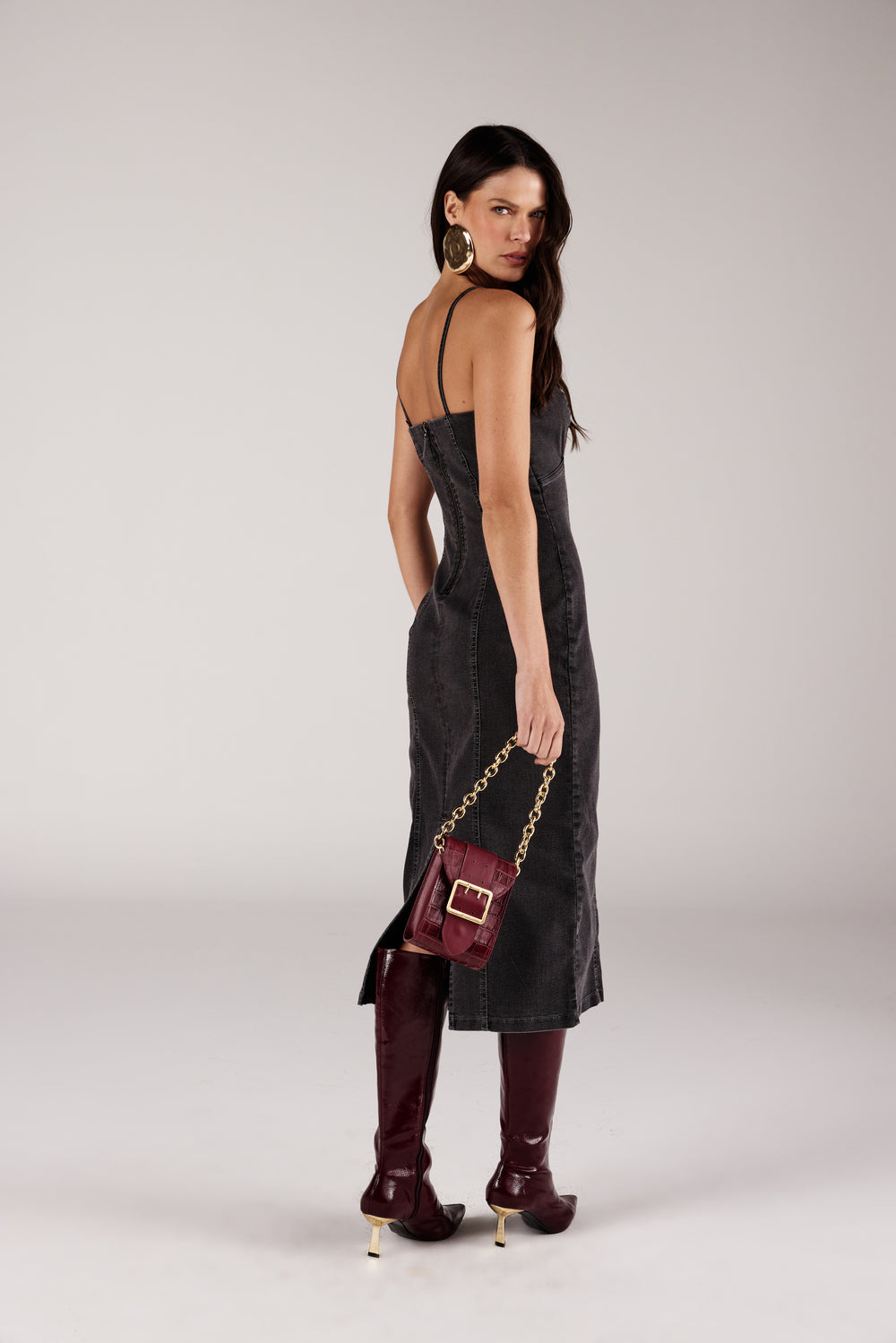 Vestido midi jeans stonado cinza chumbo, vista traseira com bota vinho Onça Preta