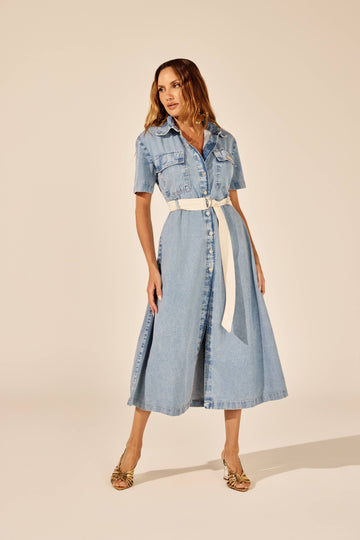 Vestido jeans midi com cinto e gola camisa, look de frente Onça Preta