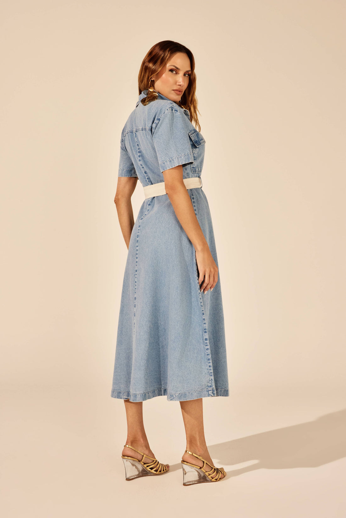 Vestido jeans midi com cinto e gola camisa, look de frente Onça Preta