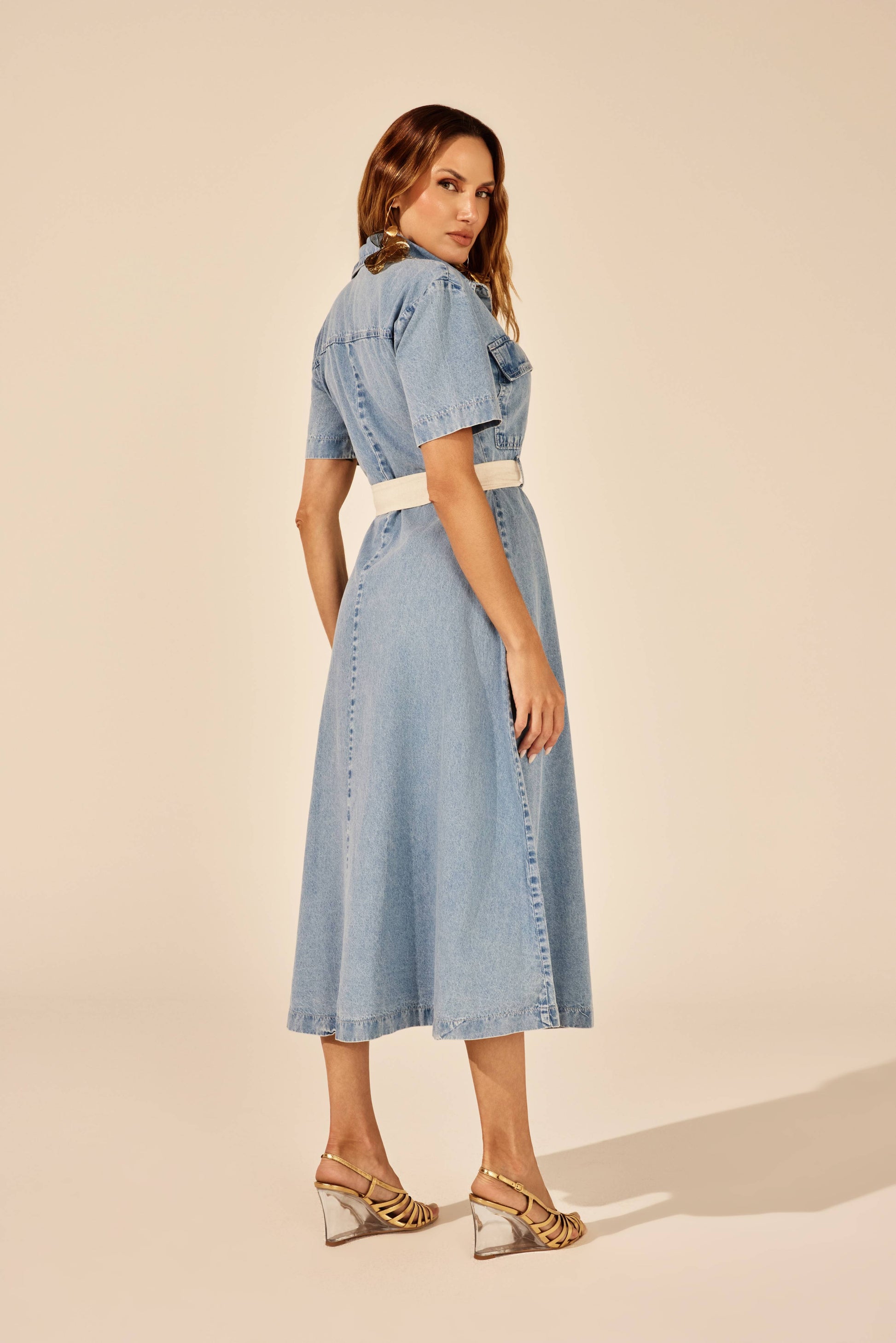 Vestido jeans midi com cinto, vista traseira Onça Preta