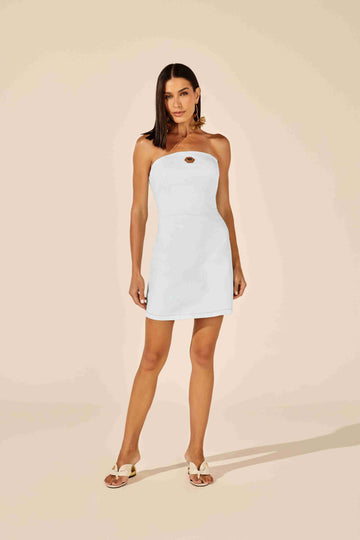 Vestido curto jeans tomara que caia branco com detalhe dourado no busto em look de verão com sandálias Onça Preta