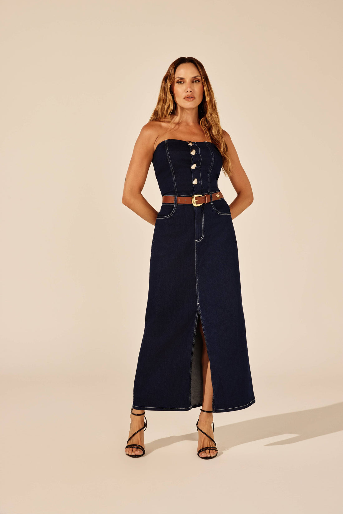 Vestido jeans midi tomara que caia com botões, look de frente Onça Preta (cinto não incluso)