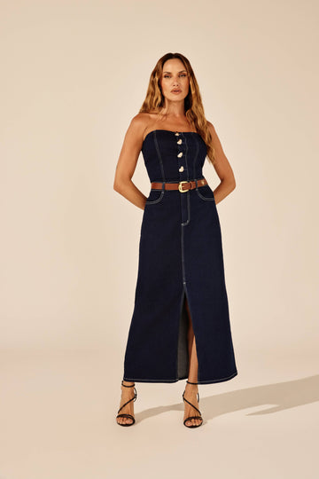 Vestido jeans midi tomara que caia com botões, look de frente Onça Preta (cinto não incluso)