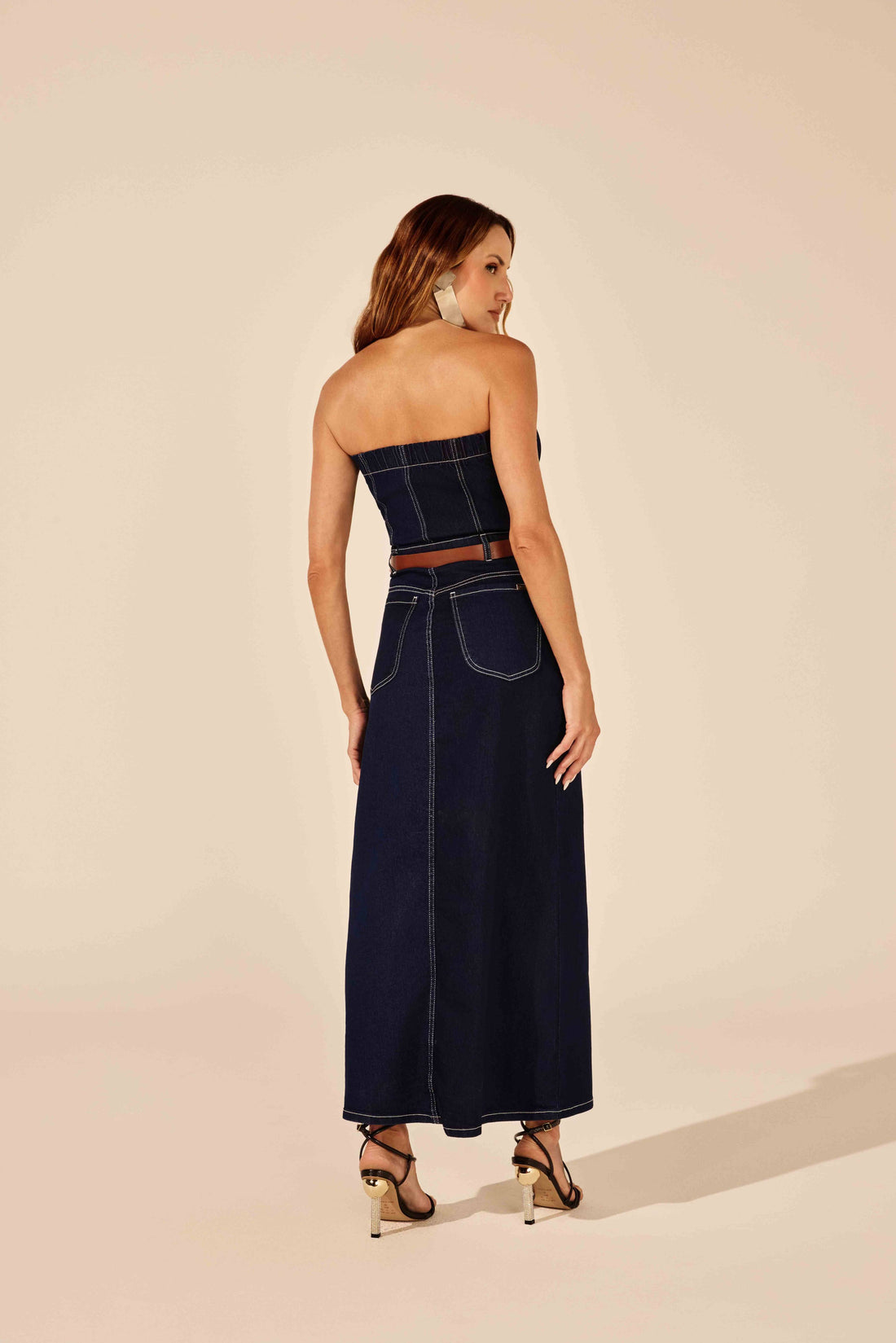 Vestido jeans midi tomara que caia com botões, look de frente Onça Preta (cinto não incluso)