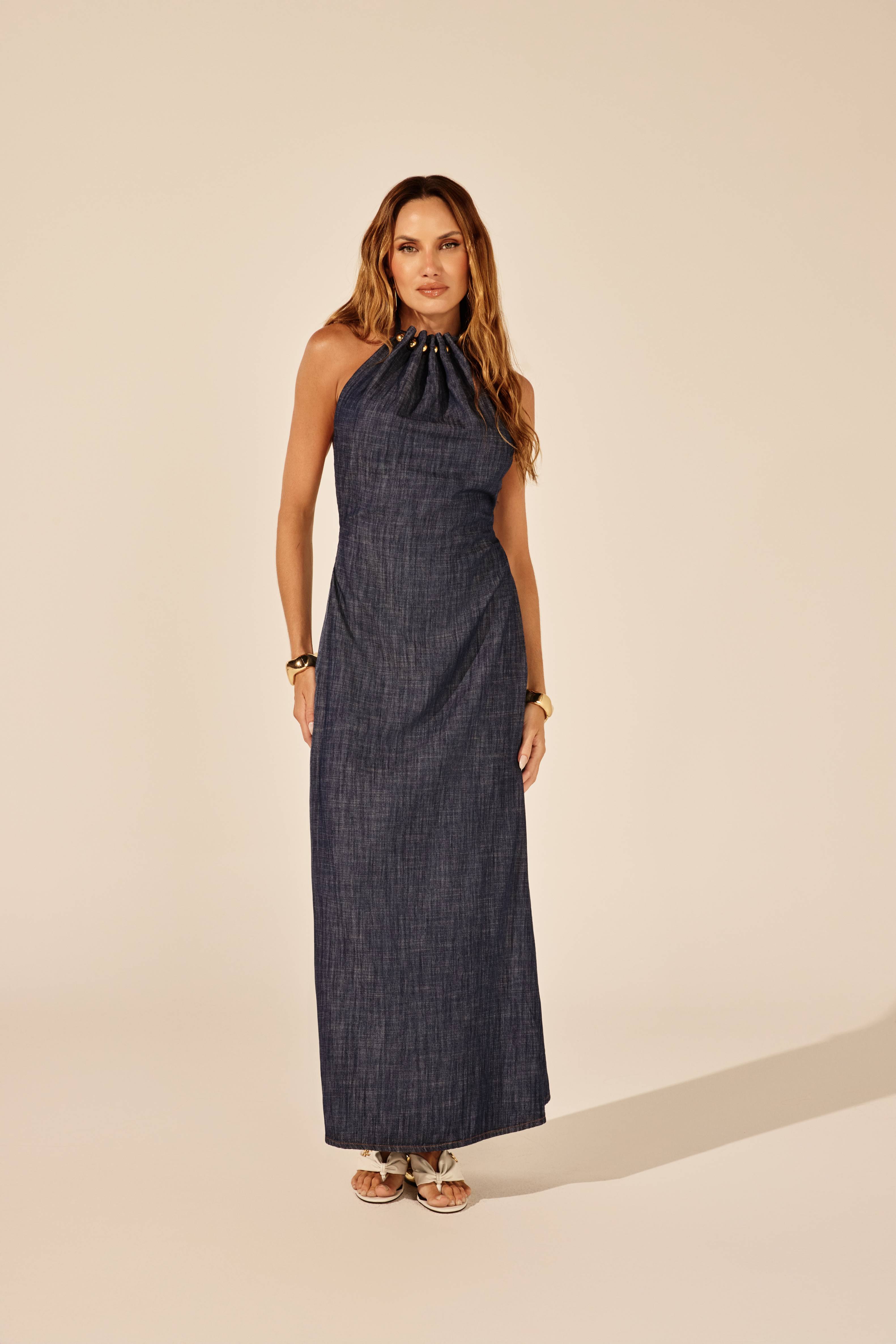 Vestido jeans longo frente única com bolotas metálicas, look de frente Onça Preta