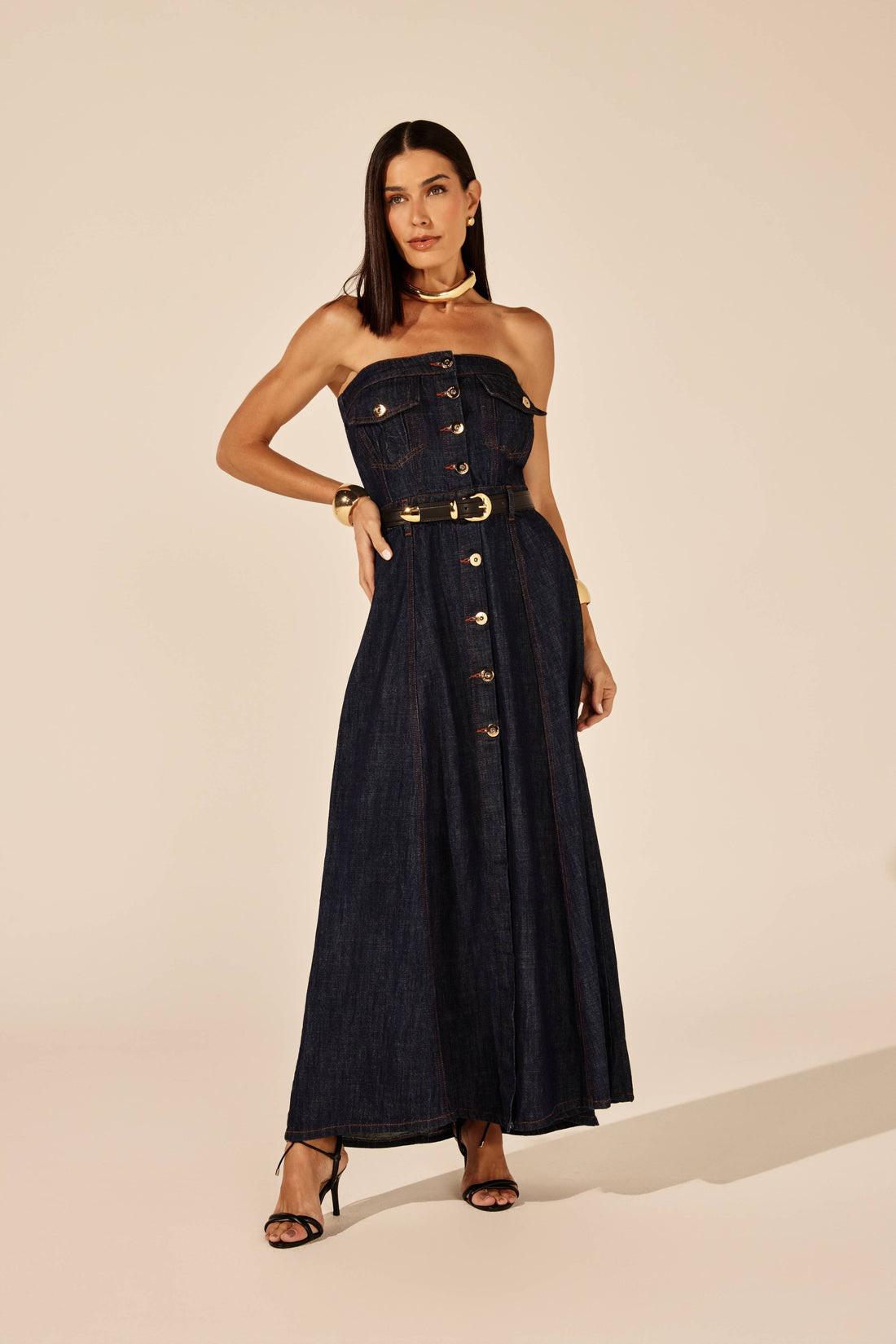 Vestido jeans longo tomara que caia com botões, look de frente Onça Preta