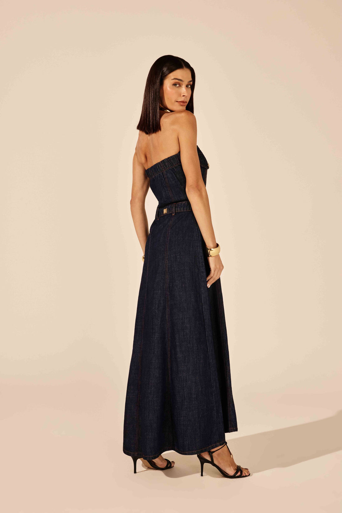 Vestido jeans longo tomara que caia com botões, look de frente Onça Preta