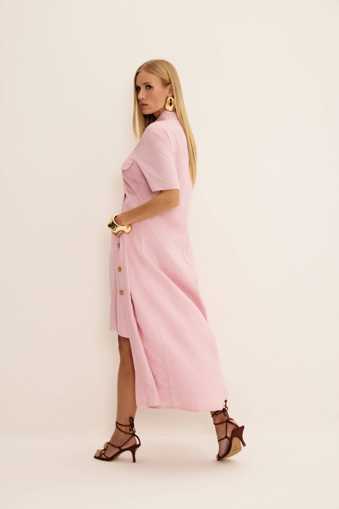 Vestido midi chemise jeans rosa usado aberto sobre bermuda, com gola, bolsos com lapela e mangas curtas