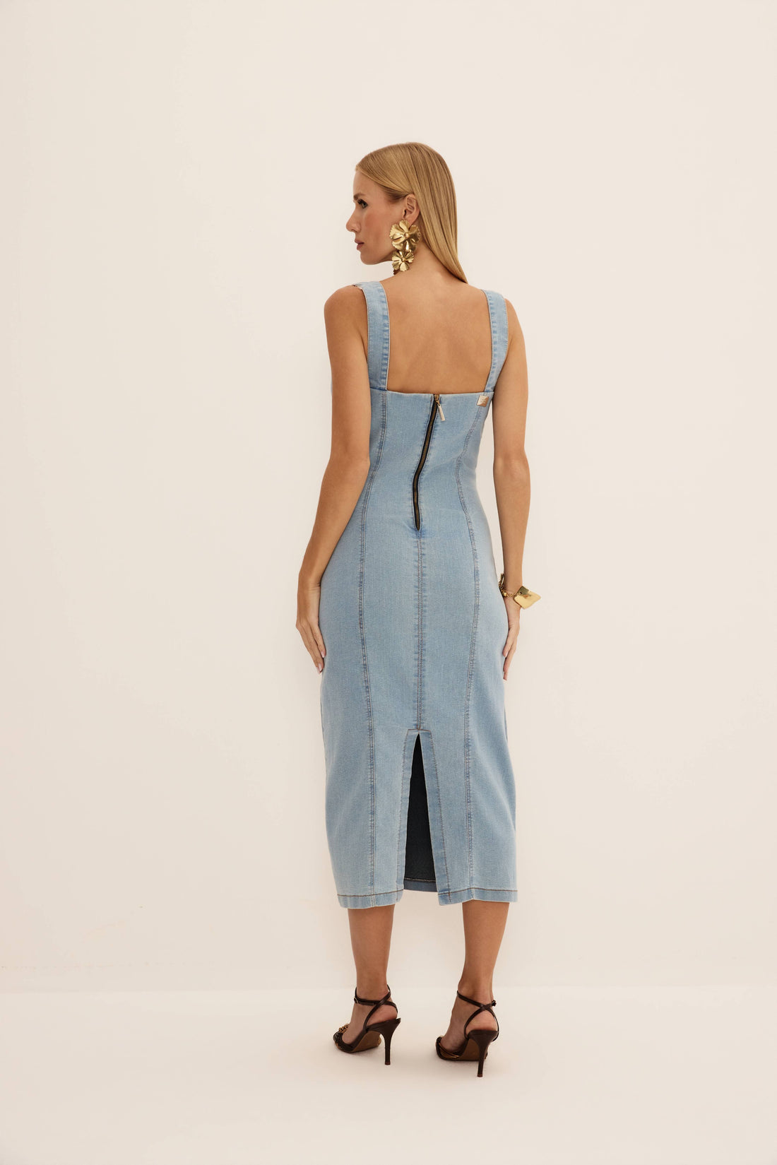 Vestido midi corselet jeans claro visto de frente, com decote coração, alças largas e recortes