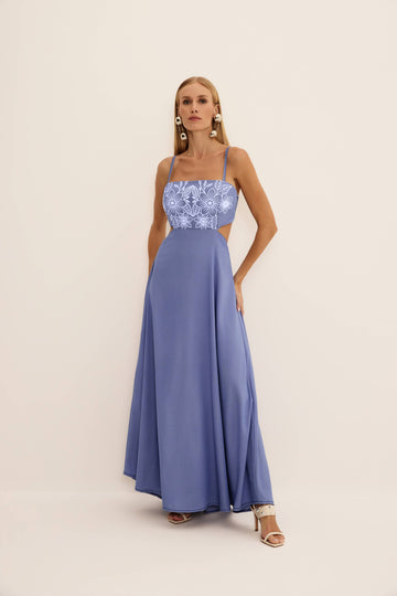 Vestido longo com aplicação puff jeans azul visto de frente, com flores em relevo no busto e saia ampla