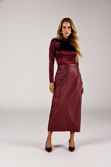 Body vinho gola alta cetim, look de frente com saia longa em couro Onça Preta
