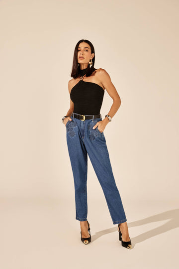 Body preto frente única com argola metálica, look de frente com calça jeans Onça Preta
